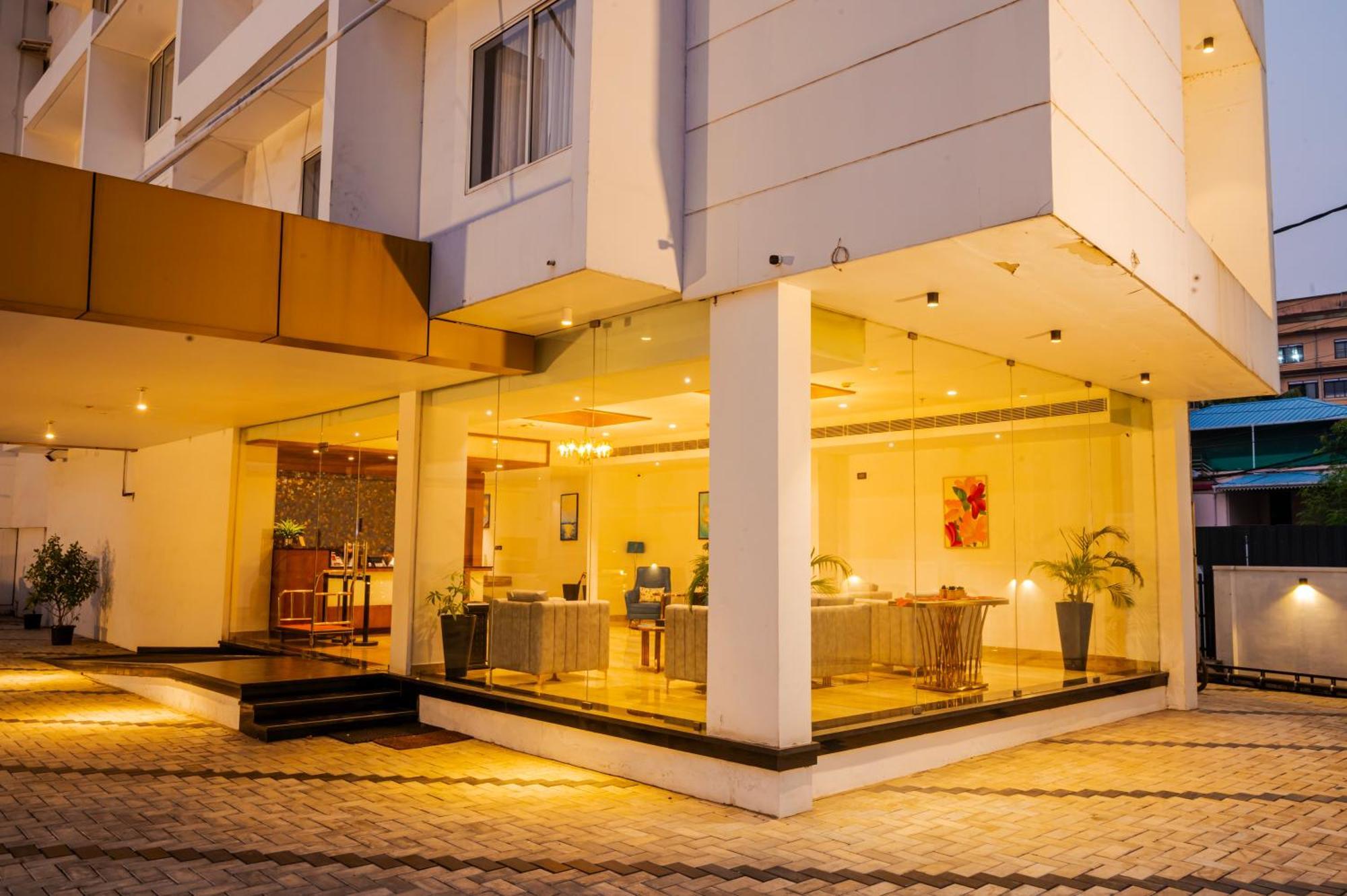 Hotel Seven Lights Kochi Exterior photo