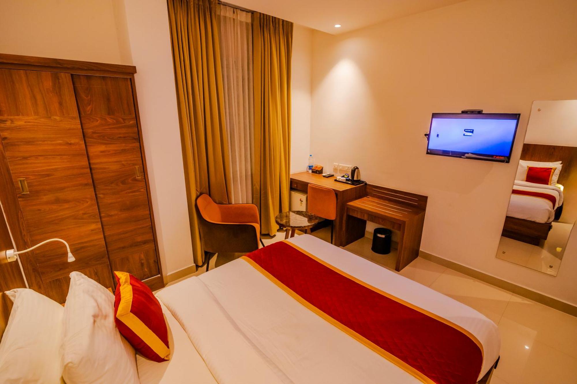 Hotel Seven Lights Kochi Exterior photo