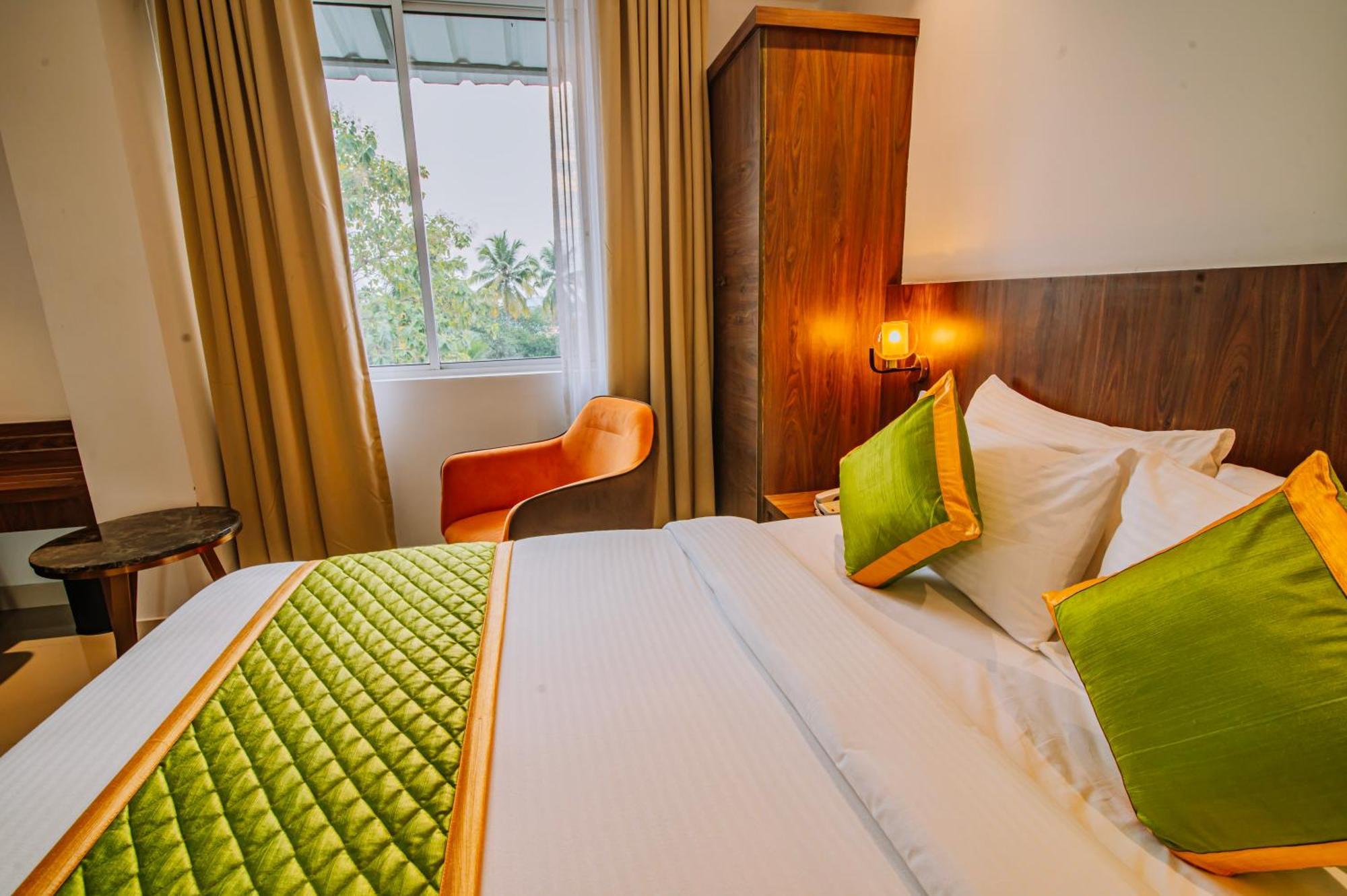 Hotel Seven Lights Kochi Exterior photo