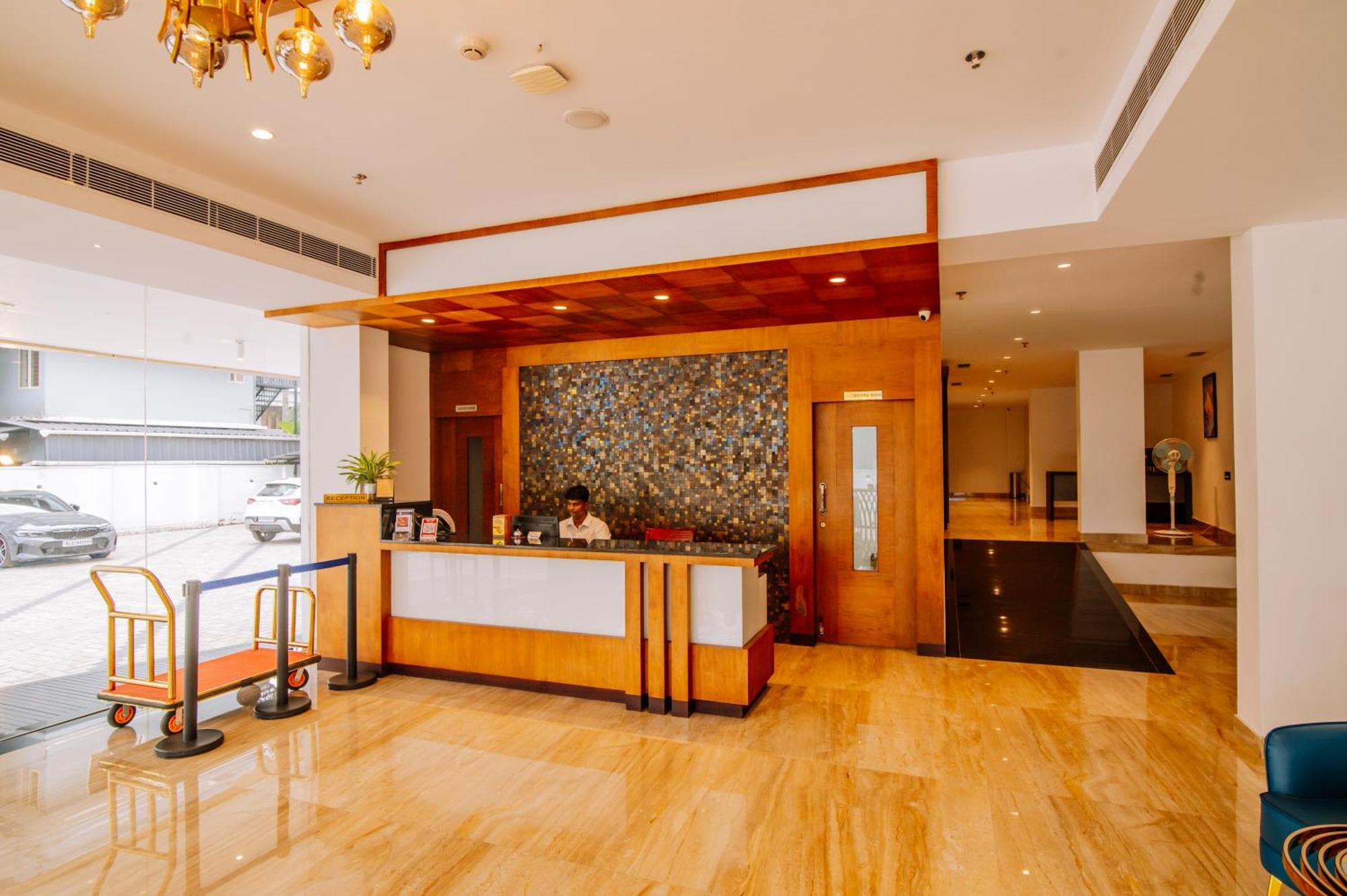 Hotel Seven Lights Kochi Exterior photo